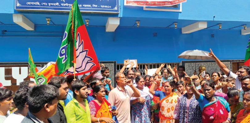 আবাসে অনিয়ম, পঞ্চায়েত অফিস ঘেরাও করে বিক্ষোভ, কর্মীকে ডিম