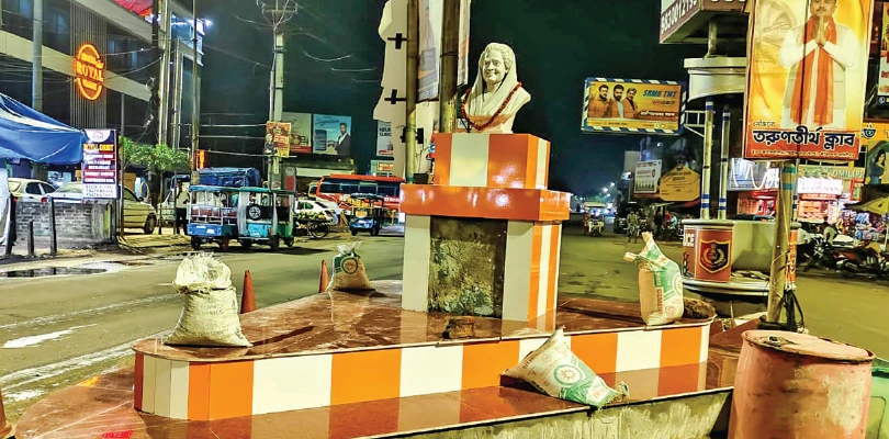 কাঁথিতে স্বাধীনতা সংগ্রামীদের আবক্ষ মূর্তির বেদি সংস্কারে সাদা-গেরুয়ার প্রলেপ, বিতর্ক