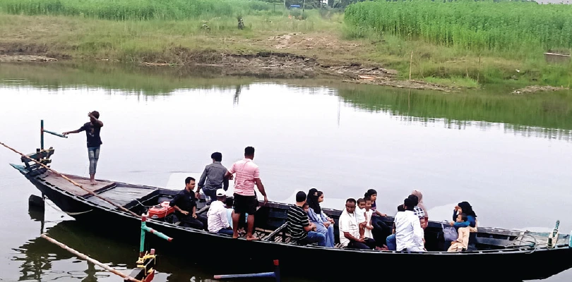 পদ্মাপারের পিকনিক স্পটে লাইফ জ্যাকেট ছাড়াই চলছে নৌকাবিহার, প্রশ্নে নিরাপত্তা