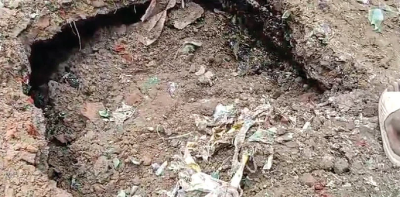 রাস্তার নীচে বড়ো গর্ত! হাওড়ার কে সি দত্ত রোডে ঝুঁকি নিয়েই চলছে বাস-পণ্যবাহী লরি
