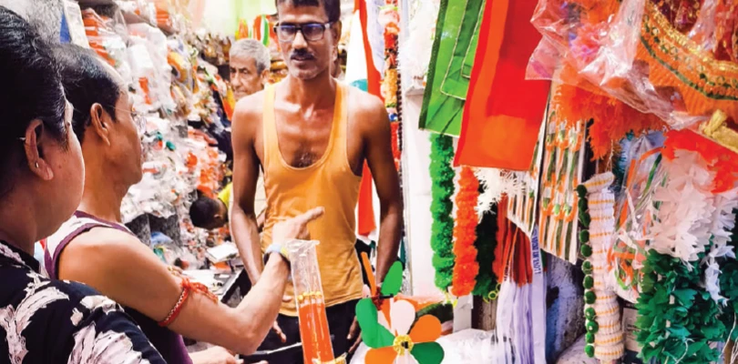 গেরুয়া-সাদা-সবুজে শহর রঙিন, সর্বত্র জাতীয় পতাকার চাহিদা তুঙ্গে