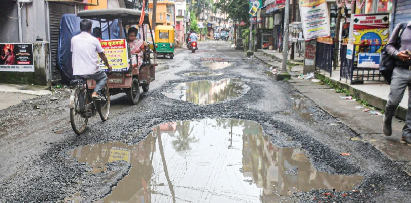 ৪৩ কোটিতে পুজোর আগে রাস্তা সারাই বারাসতে, উদ্যোগী বিধায়ক