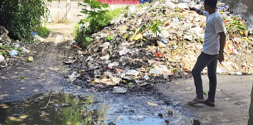 রাস্তায় মাছ বাজারের আবর্জনা, দুর্গন্ধে দরজা, জানলা বন্ধ রাখেন চর মাজদিয়ার বাসিন্দারা