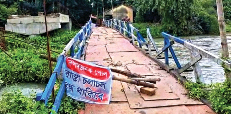 ৩ কোটির কংক্রিটের সেতু তিন বছরে অসম্পূর্ণ, বর্ষায় ভাঙল কাঠের পোল