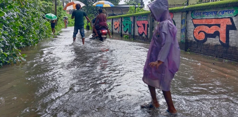 রাতভর বৃষ্টিতে জলমগ্ন হলদিয়া শিল্পাঞ্চলের রাস্তাঘাট, দুর্ভোগ সাধারণ মানুষের