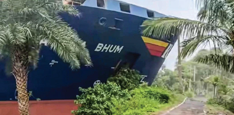 নুরপুরে নিয়ন্ত্রণ হারিয়ে নদীবাঁধে  ধাক্কা পণ্যবাহী বিদেশি জাহাজের
