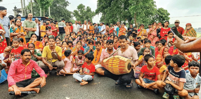 বৃষ্টির রাতে গ্রামের পাঁচ মন্দিরে চুরি, শঙ্খ, ঘণ্টা বাজিয়ে অভিনব প্রতিবাদ ঘাটালবাসীর