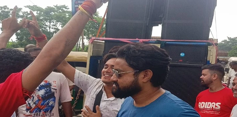 বারাকপুর আদালতে নির্মল ঘোষকে নিয়ে যাওয়ার প্রস্তুতি শুরু হতেই খড়দহ থানার সামনে ডিজে বক্স নিয়ে হাজির বিজেপি নেতা-কর্মীরা
