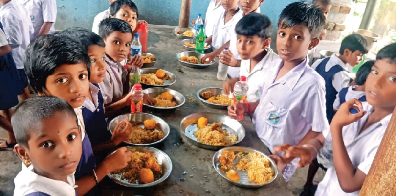 স্কুলের মিড ডে মিলে চিকেন বিরিয়ানি