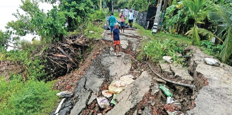 নুরপুরে নদীর পাড়ে জাহাজের ধাক্কায় ব্যাপক ক্ষতি রাস্তার, শুরু মেরামতি
