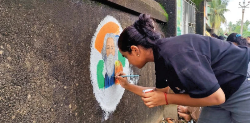 স্কুলের দেওয়ালে বিপ্লবীদের ছবি আঁকল কাকদ্বীপের ছাত্র-ছাত্রীরা