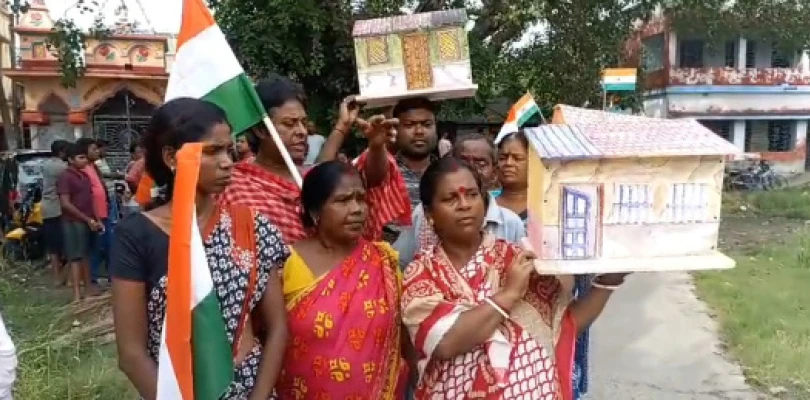 ‘ঘরই নেই, তেরঙ্গা লাগাব কোথায়?’  আবাস বঞ্চনার অভিযোগে অভিনব বিক্ষোভ