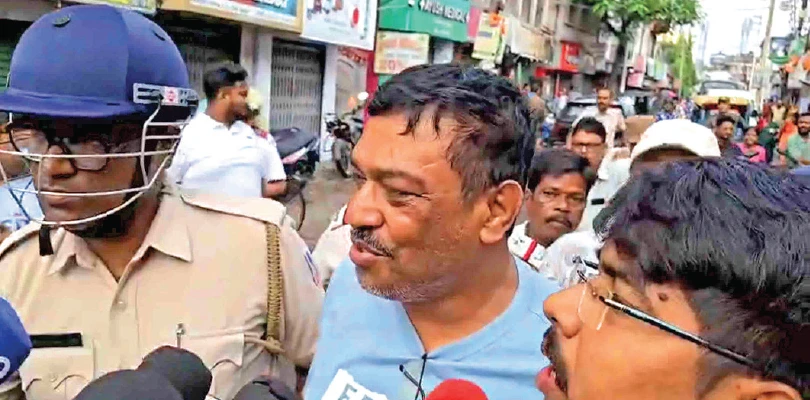 প্রাক্তন বিধায়ক সনৎ দে-কে ঘিরে বিক্ষোভ বাড়ি পর্যন্ত নিয়ে যেতে পারল না পুলিশ