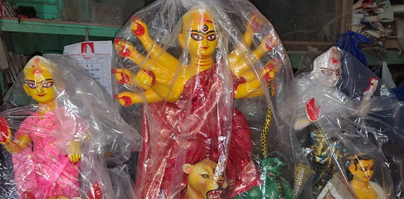 কুমোরটুলিতে এবার থিমের প্রতিমার বরাত কম, জোর কদমে চলছে একচালার দশভুজা মূর্তি তৈরির কাজ