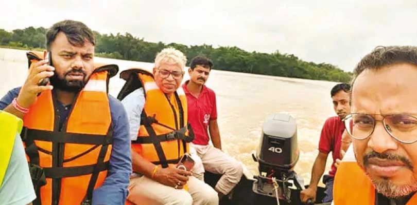 চূড়ান্ত বিপদসীমা পার করেছে কেলেঘাই নদীর জল, পটাশপুরে জীবন বাজি রেখে বাঁধ রক্ষার লড়াই জারি