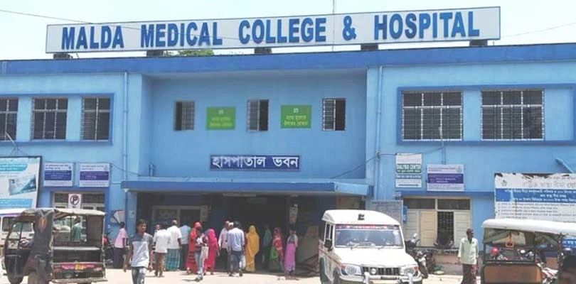 রাত্রিনিবাস থাকা সত্ত্বেও ট্রমা কেয়ারের সামনে রাত কাটান রোগীর পরিজনেরা