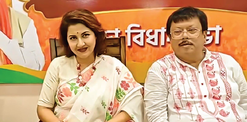 চুঁচুড়ায় ভারতমাতা পুজোর মঞ্চে বিজেপি নেতাদের পাশে রচনা, ঢালাও প্রশংসা মুখ্যমন্ত্রীর