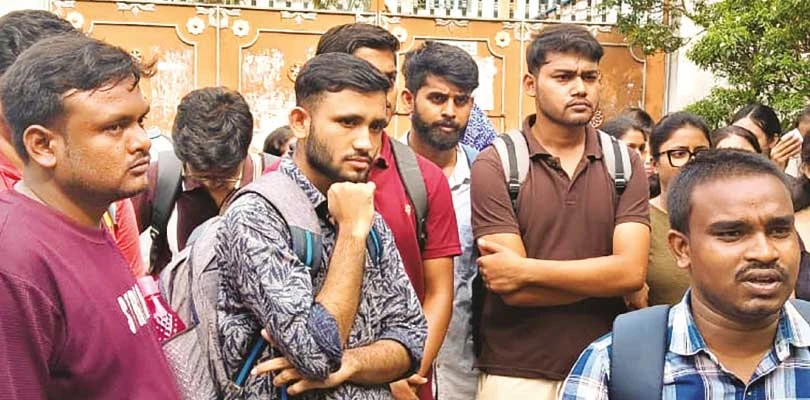 মালিকানা নিয়ে দুই পক্ষের মধ্যে বিবাদ তুঙ্গে. বিপাকে করিমপুরের পিটিটিআই কলেজের ২০০ জন ছাত্রছাত্রী