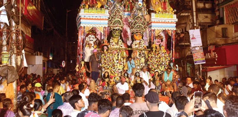 বৃষ্টির মাঝে রামরাজার শোভাযাত্রায় জনস্রোত