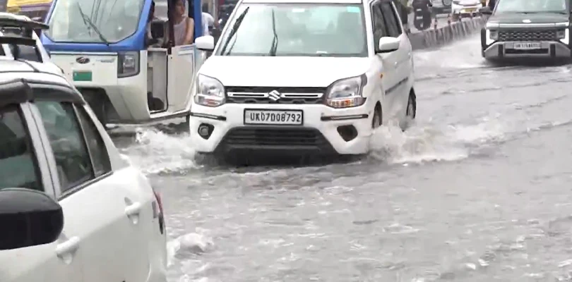 দেরাদুনে প্রবল বৃষ্টি, বেশ কয়েকটি এলাকায় জল জমে বিপত্তি