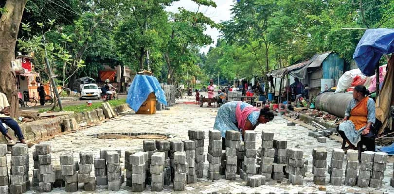 সল্টলেক সহ বিধাননগরের ২২টি  রাস্তায় পিচ সরিয়ে কংক্রিটের ব্লক