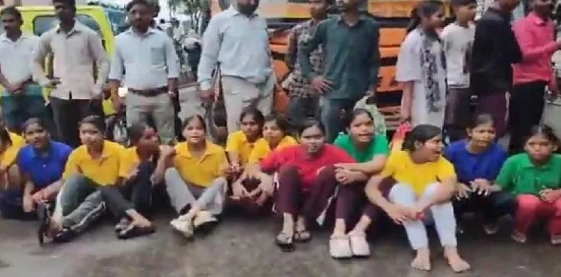 ২০ দিনে পাঁচটি বিক্ষোভ খুদে পড়ুয়াদের, স্কুলে পরিকাঠামো সংস্কারের দাবি উত্তরপ্রদেশে পথে জেন আলফা