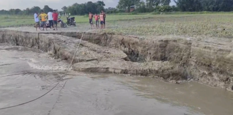 গোপালপুরে ভাঙন অব্যাহত, মাত্র ৫০ মিটার দূরে গঙ্গা