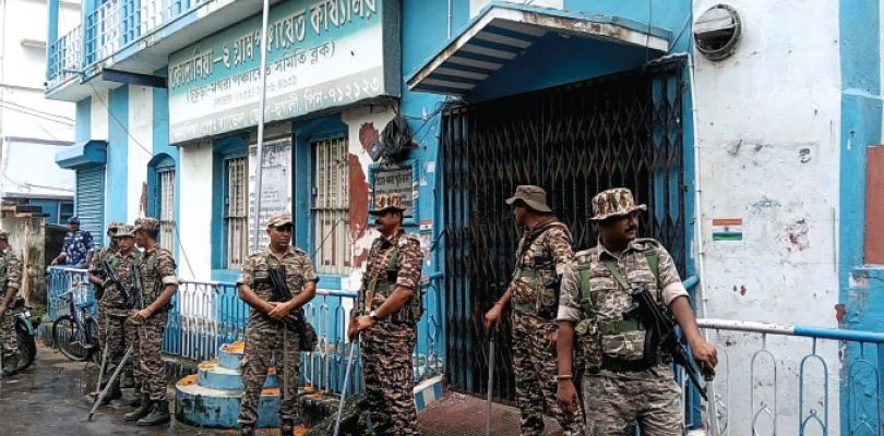 দলেরই প্রধানের বিরুদ্ধে অনাস্থা তৃণমূলের, নাগরিকদের বিক্ষোভ