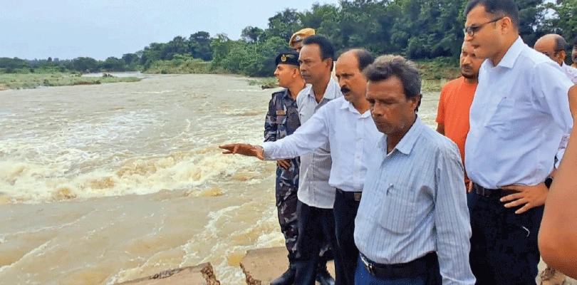 আগামী বছর মানকানালিতে সেতুর কাজ শেষের চেষ্টা হবে, জানালেন জেলাশাসক কজওয়ের উপরে জল  বিচ্ছিন্ন বহু গ্রাম