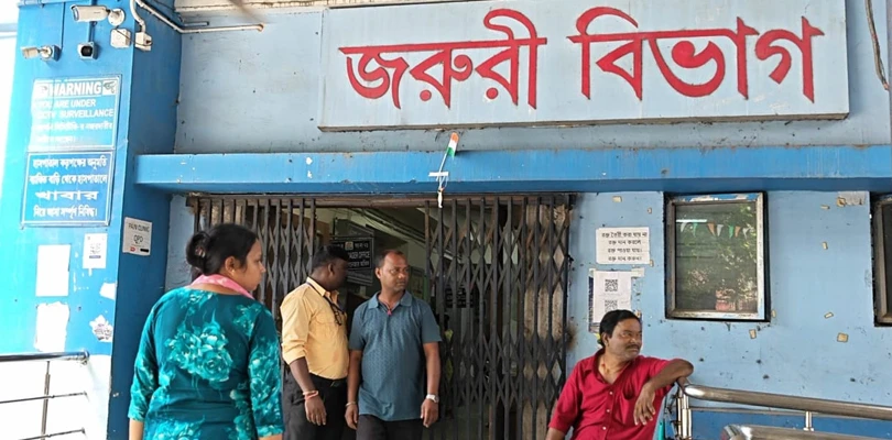 মেডিকেলের ইমার্জেন্সিতে দীর্ঘক্ষণ নেই চিকিৎসক! ক্ষুব্ধ রোগীর পরিজনেরা