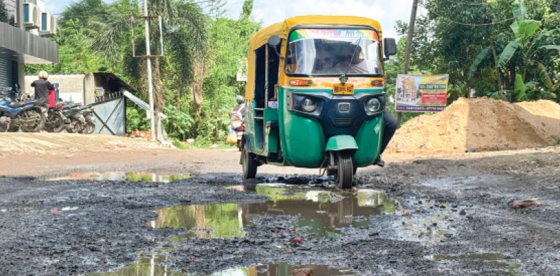 কদমপুকুর থেকে কালুর মোড় পর্যন্ত রাজারহাটে রাস্তা বেহাল