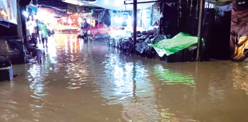জলের তলায় একাধিক গুরুত্বপূর্ণ  রাস্তা, বিঘ্নিত পানীয় জল পরিষেবা, হুঁশ নেই জয়নগর-মজিলপুর পুরসভার