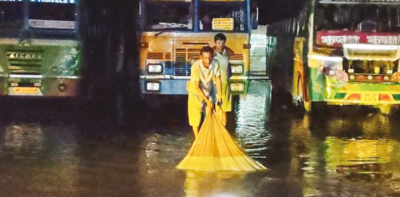 অল্প বৃষ্টিতেই জল থইথই, সড়কে জাল ফেলে মাছ ধরছেন স্থানীয়রা
