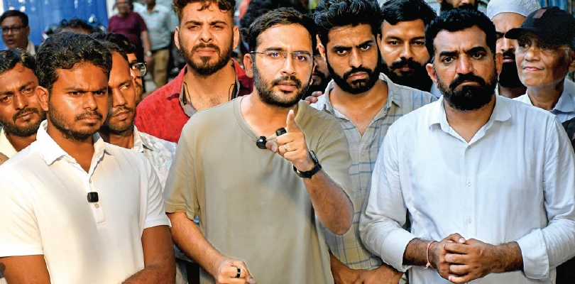 কণ্ঠরোধের চেষ্টা! ছ’টি হল ঘুরে রাস্তায়  দাঁড়ালেন ককরোচরা, অভিযুক্ত বিজেপি