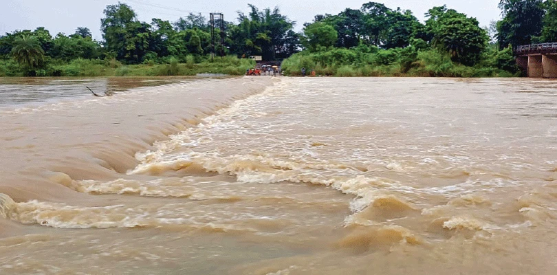 বেলপাহাড়ীতে জলের তোড়ে ভাঙল সেতু, বিচ্ছিন্ন বহু গ্ৰাম