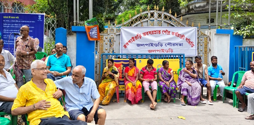 বকেয়া পেনশনের দাবিতে বিক্ষোভ, পুরসভার গেটে তালা