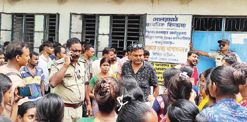 ছাত্রীকে দিয়ে ‘গা টেপানো’র অভিযোগ, শান্তিপুরে প্রধান শিক্ষককে মহিলাদের গণপিটুনি, চাঞ্চল্য