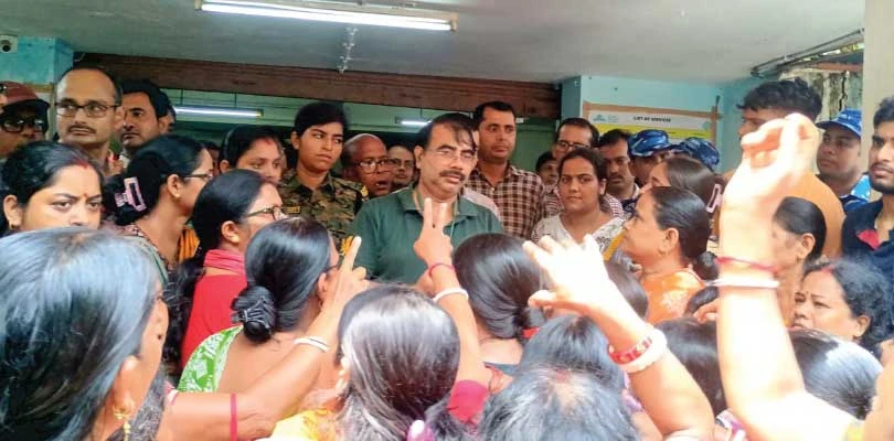 ‘পরিচারিকার কাজ করি, অন্নপূর্ণা পেলাম না’,  পুরুলিয়া পুরসভায় বিক্ষোভ মহিলাদের