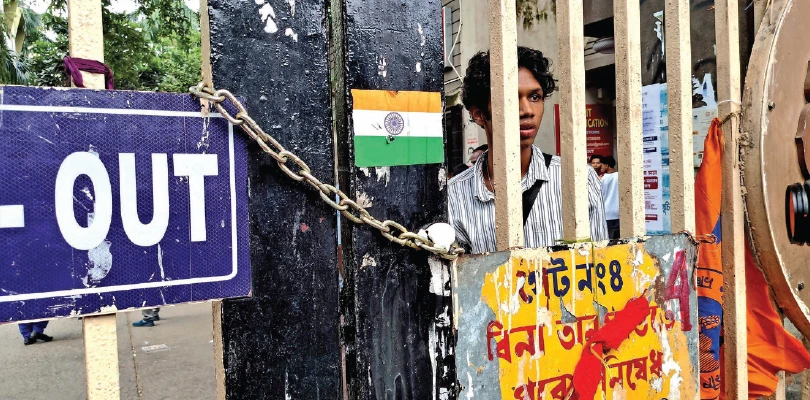 ‘নিষ্ক্রিয়’ উপাচার্যের ভূমিকায় সরব সব পক্ষ