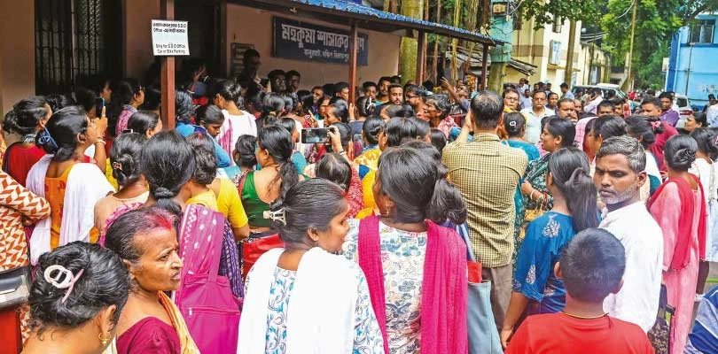 অন্নপূর্ণার প্রতিশ্রুতিই বিজেপির গলার কাঁটা, জেলায় জেলায় বিক্ষোভ, এসডিও অফিসে ভাঙচুর