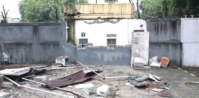 দিল্লিতে পাক হাইকমিশনের বাইরে চলল বুলডোজার