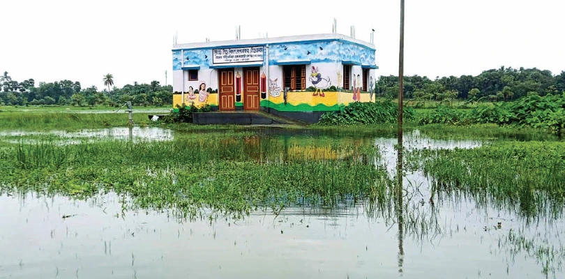 নাকোল সাঁইবেনিয়া অঙ্গনওয়াড়ি কেন্দ্রের সামনে জল থই থই, শিশুদের আসা বন্ধ