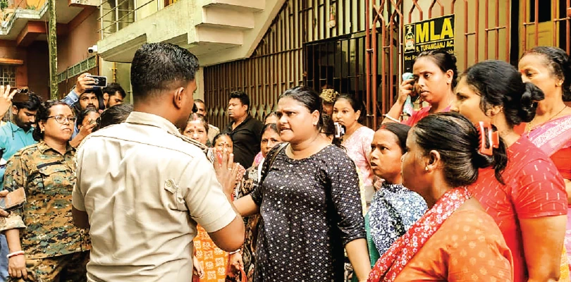 অন্নপূর্ণায় বঞ্চিতদের বিক্ষোভ রাজ্যজুড়ে, ঘেরাও মন্ত্রীর বাড়ি