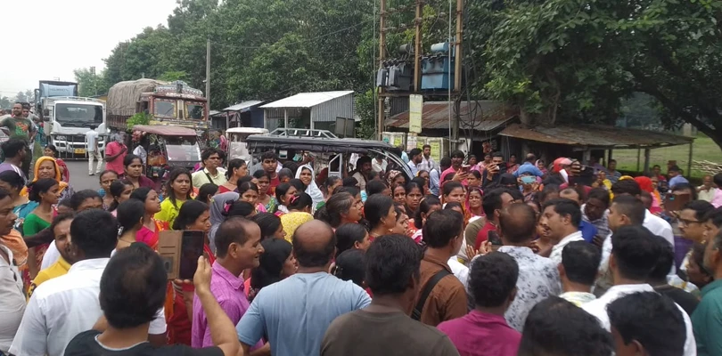 অন্নপূর্ণা যোজনার টাকা না পেয়ে কালনায় মহিলাদের রাস্তা অবরোধ