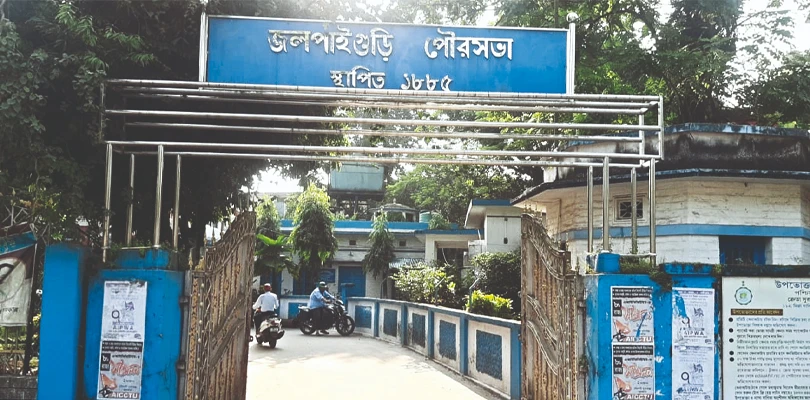 ৪৮ ঘণ্টার মধ্যে বকেয়া টাকা না মেটালে  জরুরি পরিষেবা বন্ধের হুঁশিয়ারি কর্মীদের