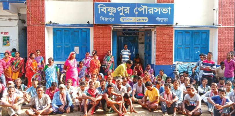 বকেয়া বেতনের দাবিতে ফের আন্দোলনে নামলেন বিষ্ণুপুর পুরসভার সাফাই কর্মীরা