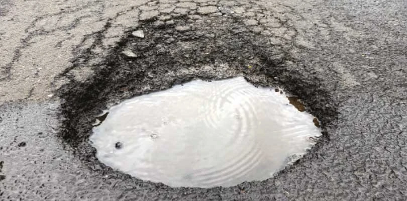 বেহাল বিশ্ববাংলা সরণি, গর্তে চাকা পড়ে উড়ে যায় গাড়ি! দাবি নিউটাউনের বাসিন্দাদের