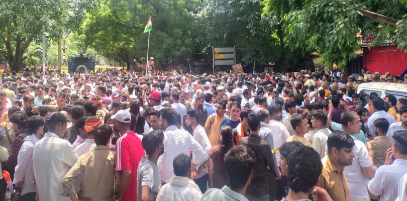 সংরক্ষণ বাতিলের  দাবি, গেরুয়া পতাকা হাতে ভিড় জমছে যন্তরমন্তরে