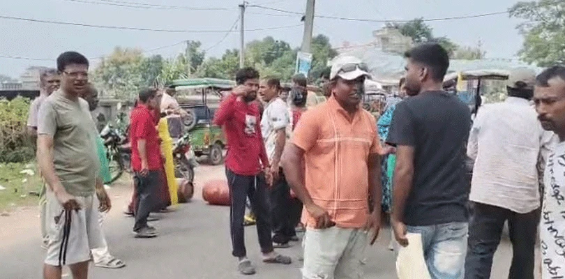বুকিং করেও রান্নার গ্যাস না পাওয়ায় রাস্তায় সিলিন্ডার ফেলে পথ অবরোধ  বোলপুরে
