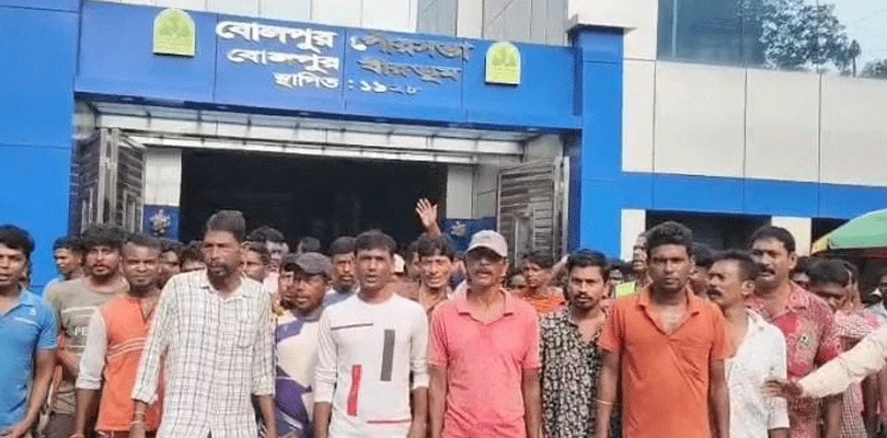 বেতন না পেয়ে বোলপুর পুরসভার অস্থায়ী কর্মীদের কাজ বন্ধ রেখে বিক্ষোভ